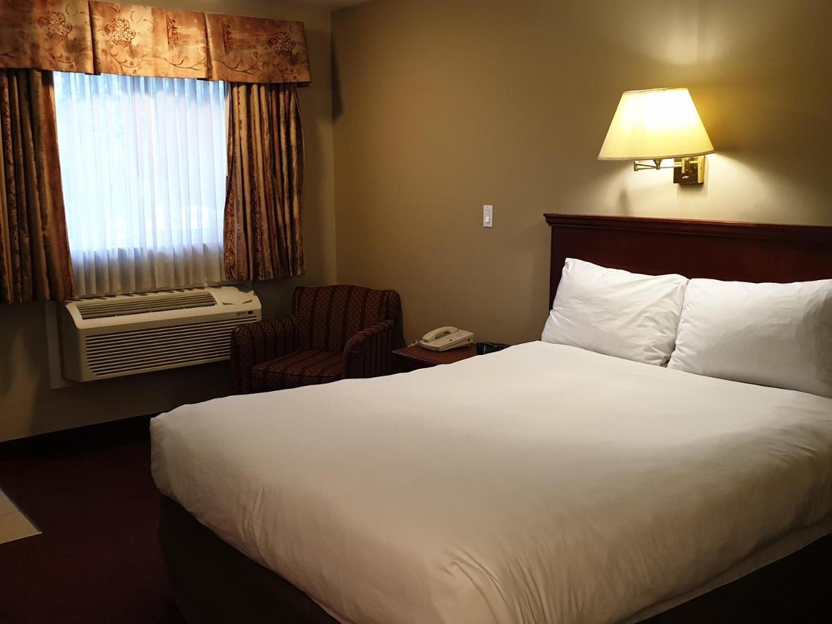 Riverland Inn & Suites Kamloops Zewnętrze zdjęcie
